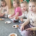 Degustacja croissantów z truskawkowym dżemem.