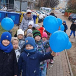 Na zdjęciu widać dzieci, które trzymają balony i idą parami na paradę z okazji Międzynarodowego Dnia Praw Dziecka.
