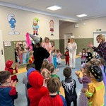 Dzieci przebrane w stroje karnawałowe oraz nauczycielki tańczą.