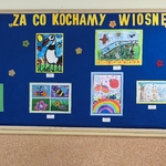 Tablica z wywieszonymi nagrodzonymi i wyróżnionymi pracami.