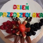 Zdjęcie przedstawia tort z napisem dzień przedszkolaka.